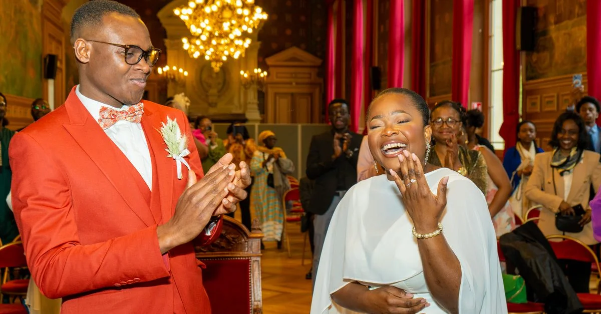 Un moment joyeux capturé lors d'une cérémonie de mariage africaine élégante à l'intérieur avec amis et famille.